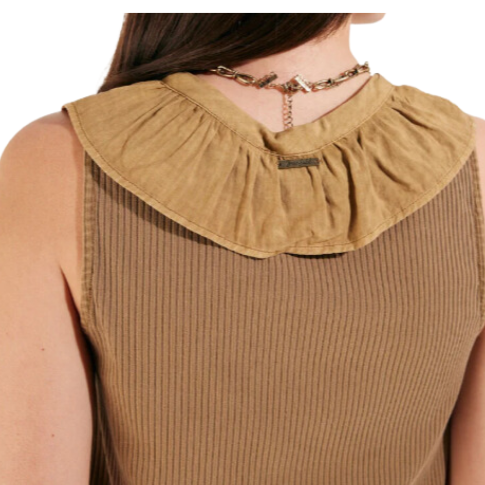 Polera Acanalada con Vuelo y Botón en Escote beige