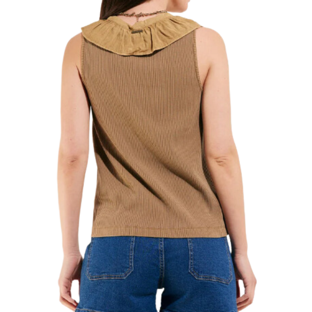 Polera Acanalada con Vuelo y Botón en Escote beige